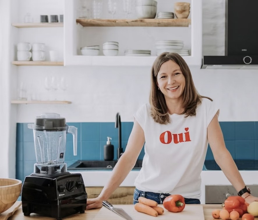 Geneviève Mahin dans sa cuisine